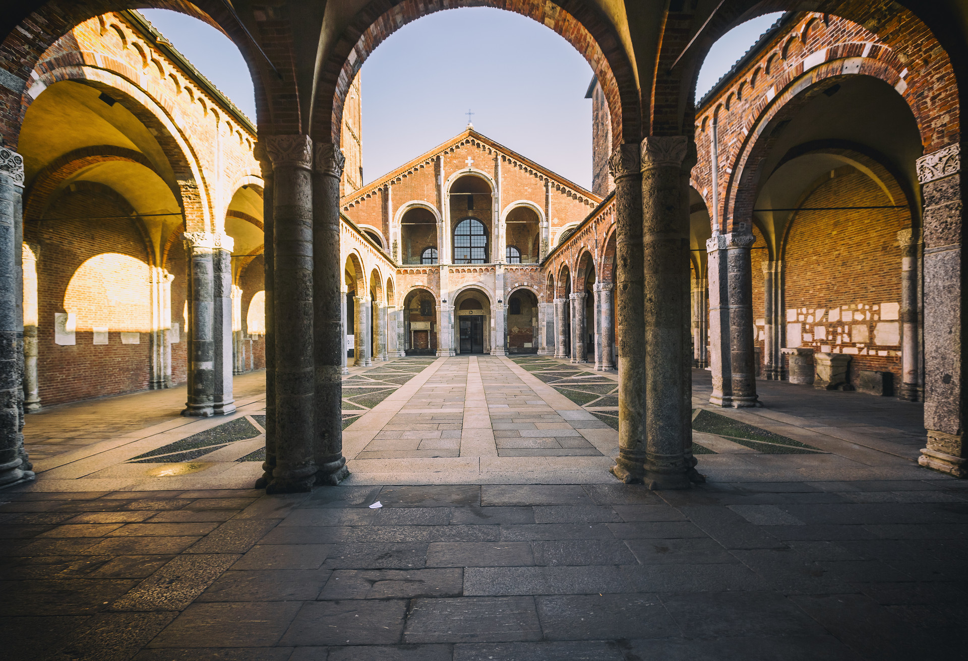 De Basiliek van Sint-Ambrosius is een van de oudste kerken in Milaan en werd in de 11e eeuw herbouwd in romaanse stijl