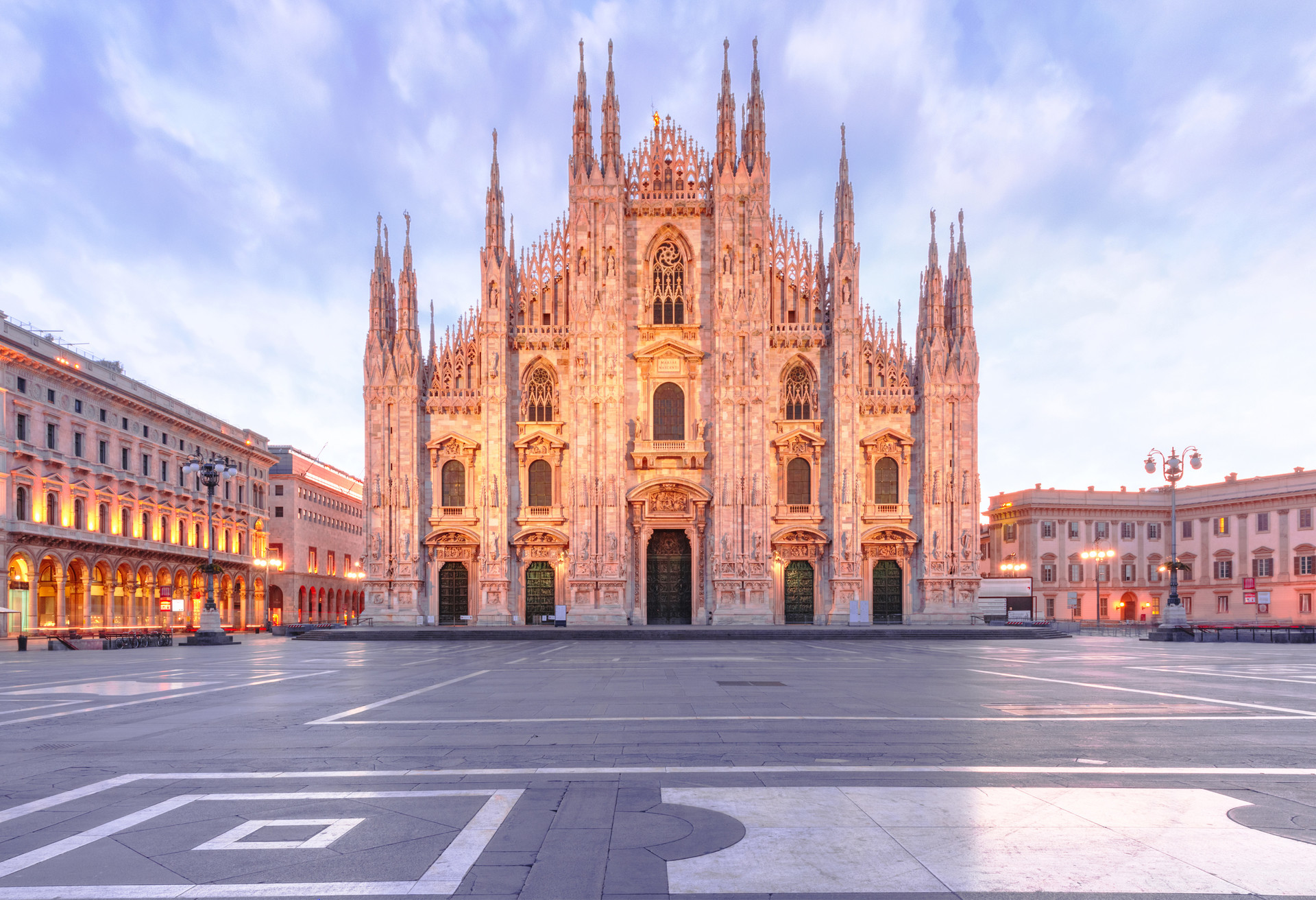 De beroemde gotische kathedraal de Dom van Milaan met de indrukwekkende torenspitsen