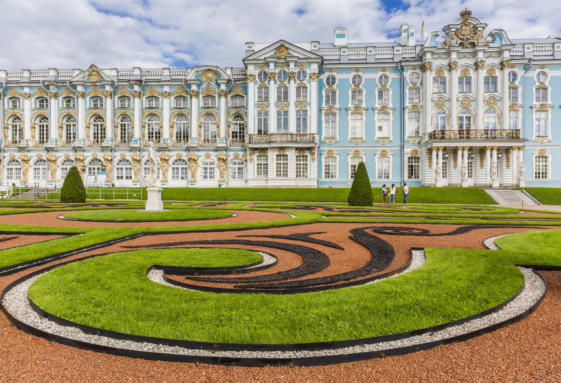 Rococo vind je ook buiten Frankrijk. In Pushkin, Rusland kun je het elegante Catharinapaleis bewonderen