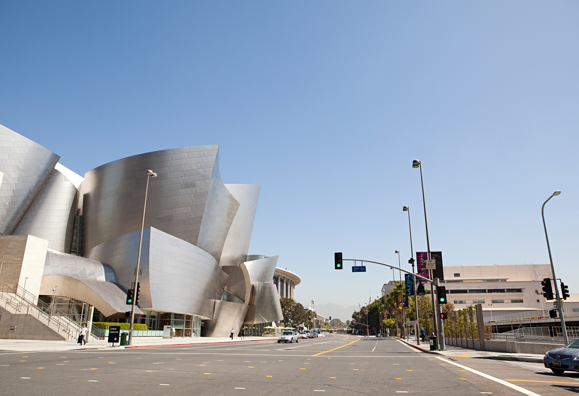 Jazeker, deconstructivisme is asymmetrisch en opvallend! Kijk maar naar de Walt Disney Concert Hall in Los Angeles