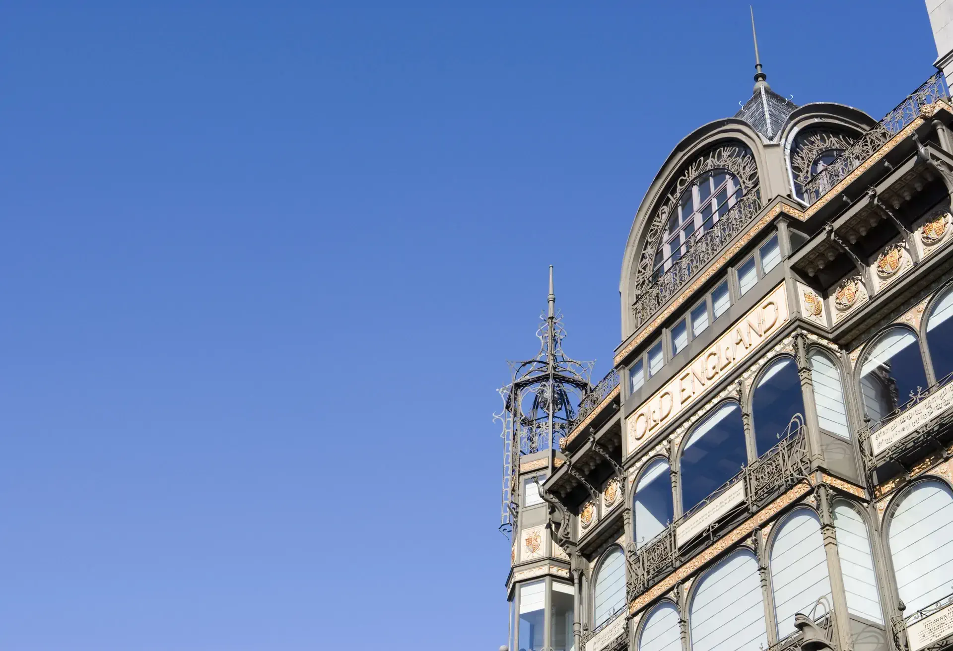 Het Old England-warenhuis is een art nouveau-gebouw dat in Brussel staat